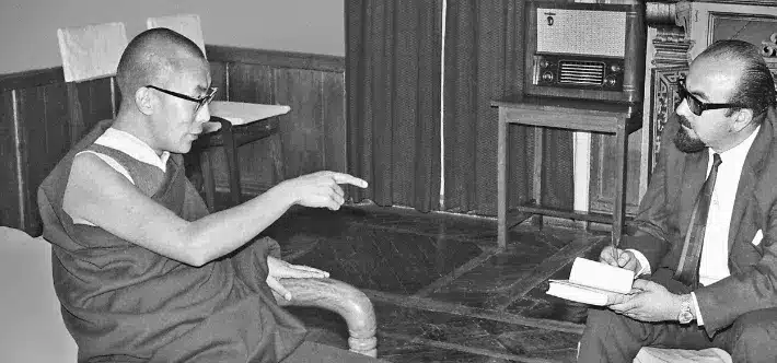 Alfonso Caycedo interviewant le Dalaï Lama