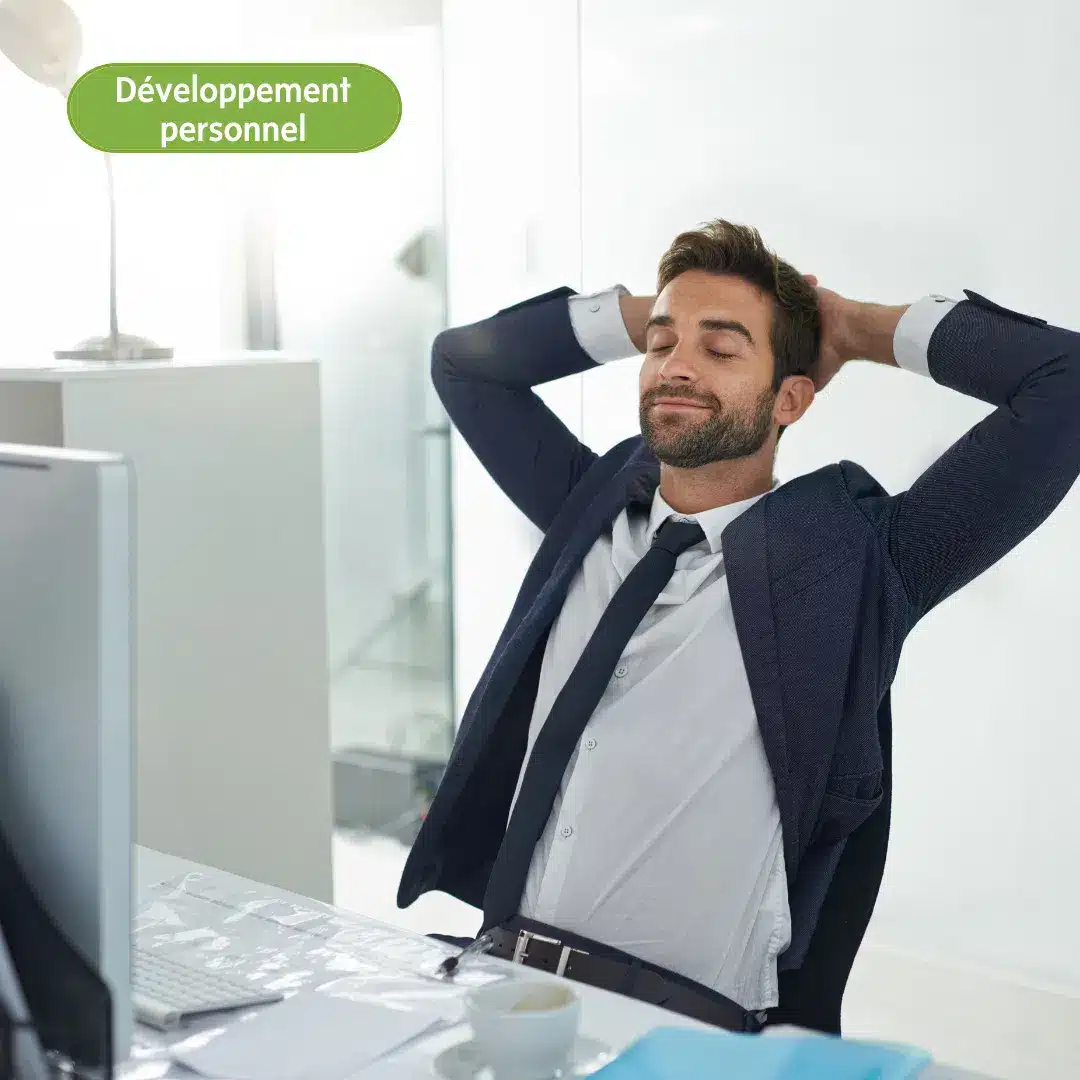 Développement personnel, avec un homme exécutif assis à son bureau, les mains croisées derrière la tête