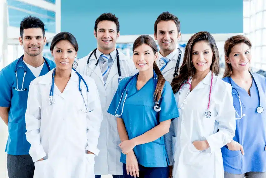 Groupe de médecins en tenue professionnelle