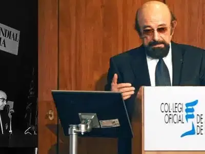 alfonso-caycedo-sur-le-podium Alfonso Caycedo sur un podium, donnant une conférence