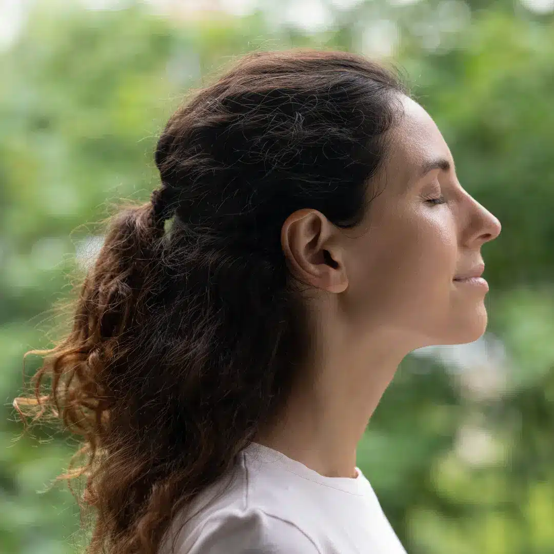 Femme calme de profil, visage détendu et serein
