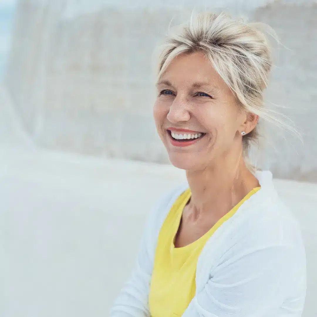 Femme souriante avec les cheveux attachés
