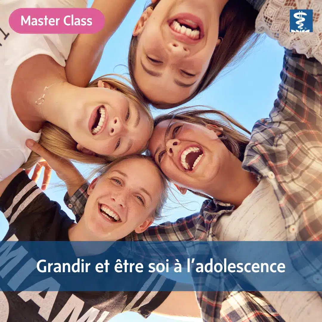 Master class Grandir et être soi à l'adolescence, avec des jeunes femmes souriantes, s'enlaçant et posant joyeusement devant la caméra