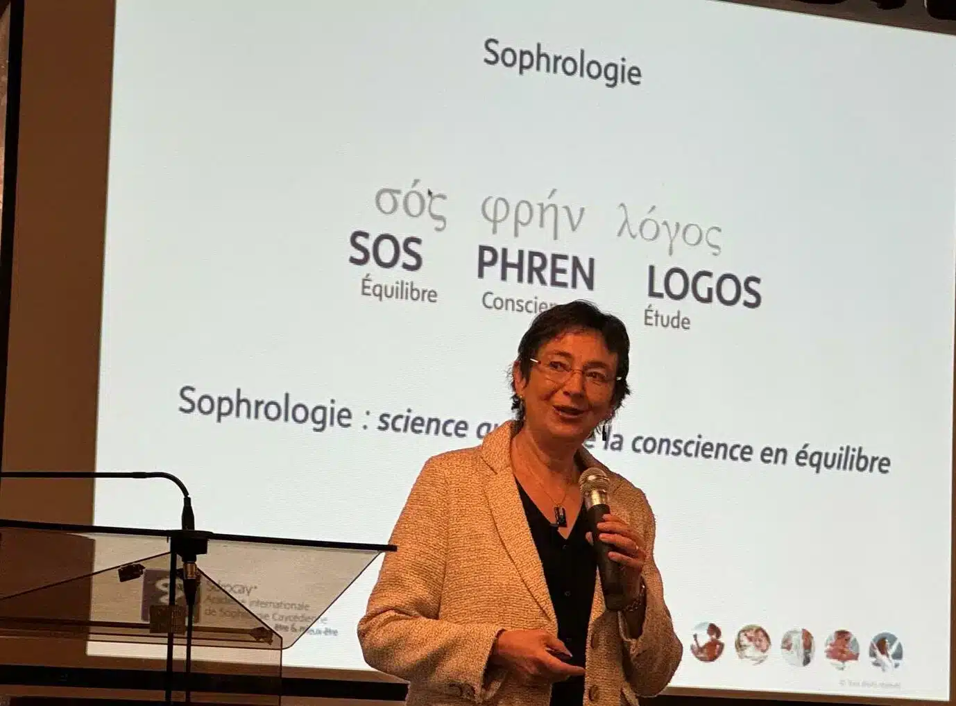 Natalia Caycedo donnant une conférence