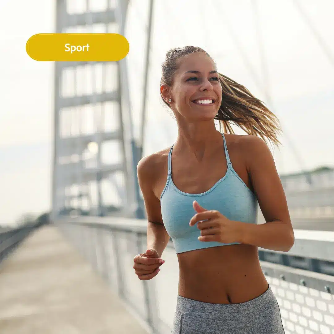 Sport avec femme sportive courant et souriant